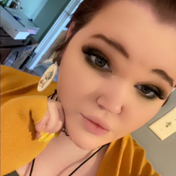 Meet your Posher, Lauren - Picture 2 of 3